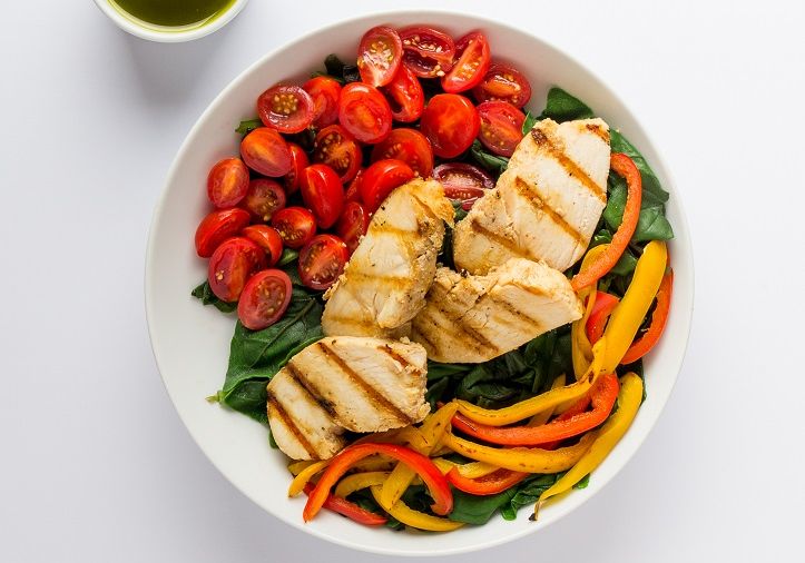Salada proteica é ideal para um almoço fit