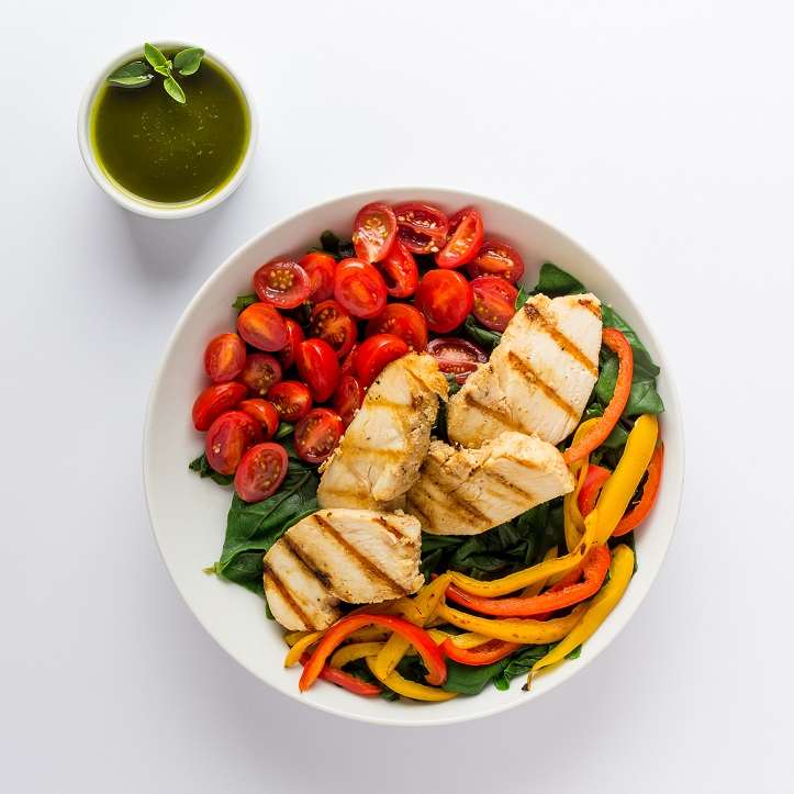 Frango com legumes para incluir mais nutrientes no cardápio