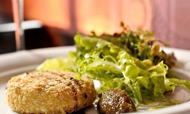 Salada de camembert quente com crosta de mel