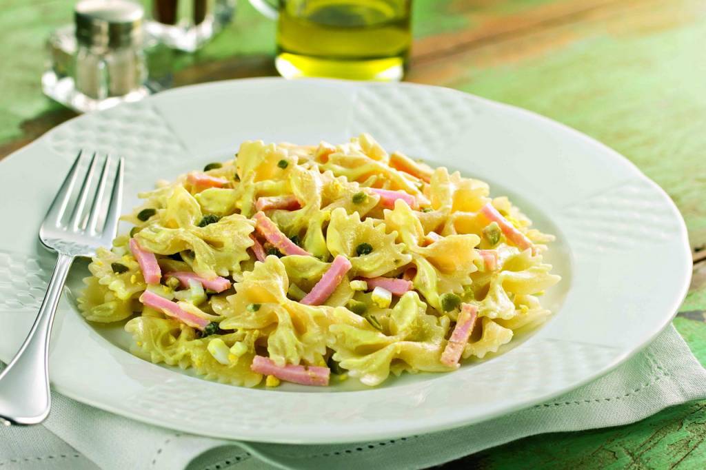 Salada de macarrão com molho de iogurte