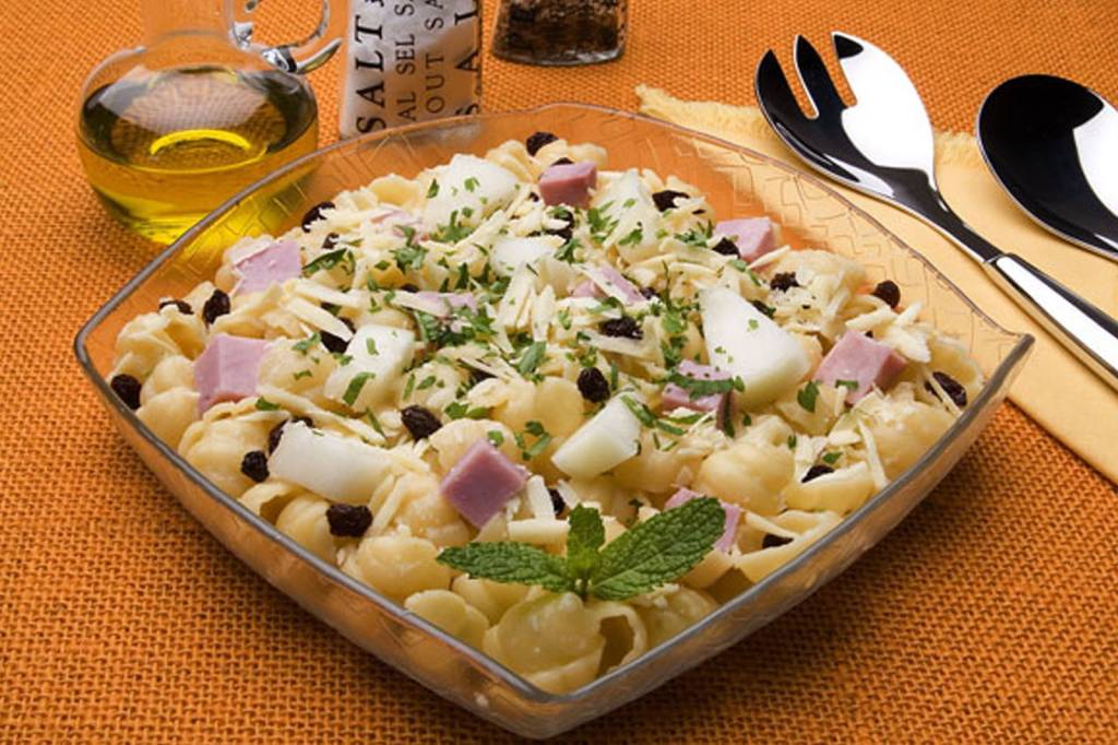 Salada de nhoque com melão e presunto