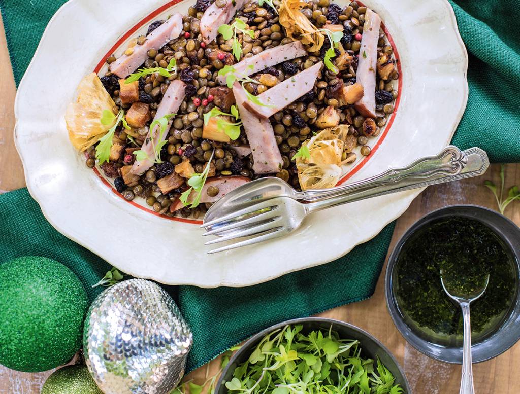 Salada de lentilha com tender e abacaxi