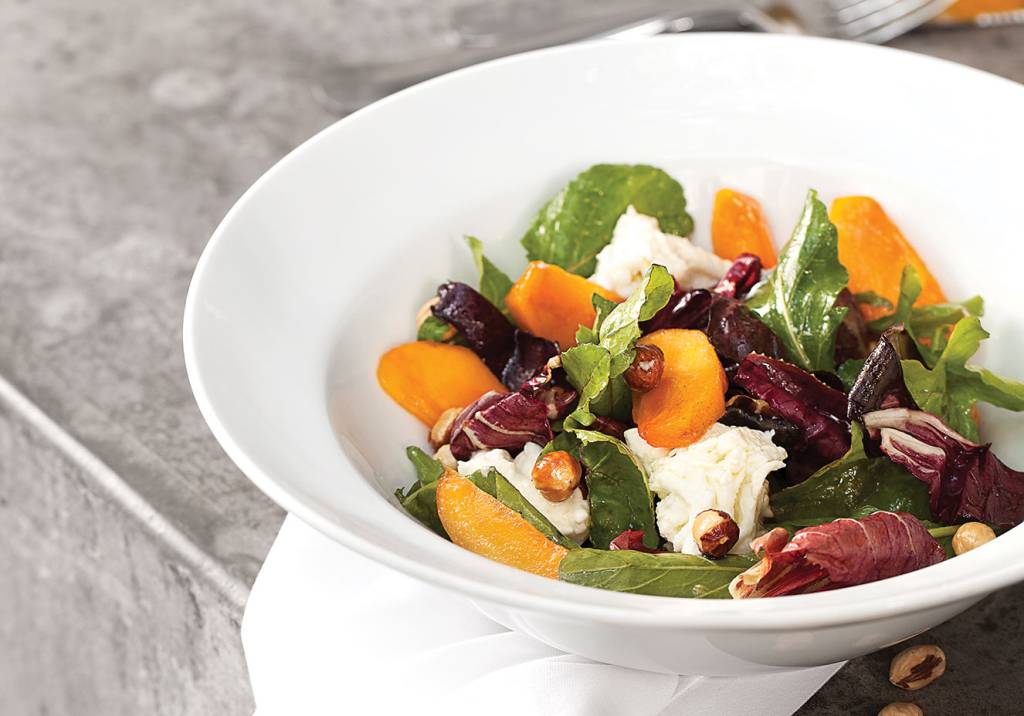 Salada de folhas e caqui para acrescentar fibras e antioxidantes no cardápio