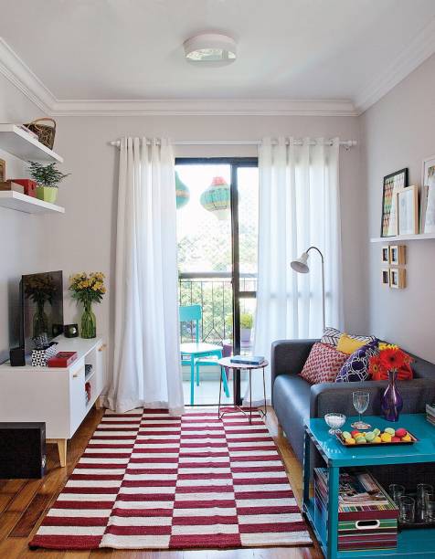 <span>No estar, as medidas enxutas não serviram de desculpa para falta de capricho. Com só 1,20 m de largura, uma das paredes parece ter sido feita sob medida para acomodar o rack e uma TV de 40”. Em frente, estampas geométricas no tapete e nas almofadas reforçam a personalidade forte da área. Projeto do designer de interiores Antonio Reis.</span> <span>No estar, as medidas enxutas não serviram de desculpa para falta de capricho. Com só 1,20 m de largura, uma das paredes parece ter sido feita sob medida para acomodar o rack e uma TV de 40”. Em frente, estampas geométricas no tapete e nas almofadas reforçam a personalidade forte da área. Projeto do designer de interiores Antonio Reis.</span>