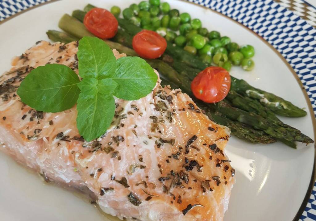 Salmão com ervilha e aspargo para um jantar simples e saudável