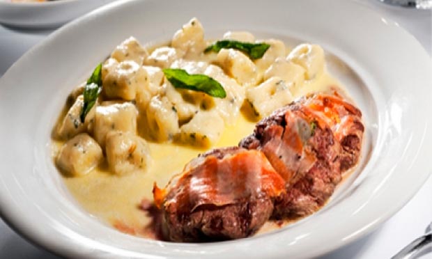 Saltimboca: nhoque com file mignon