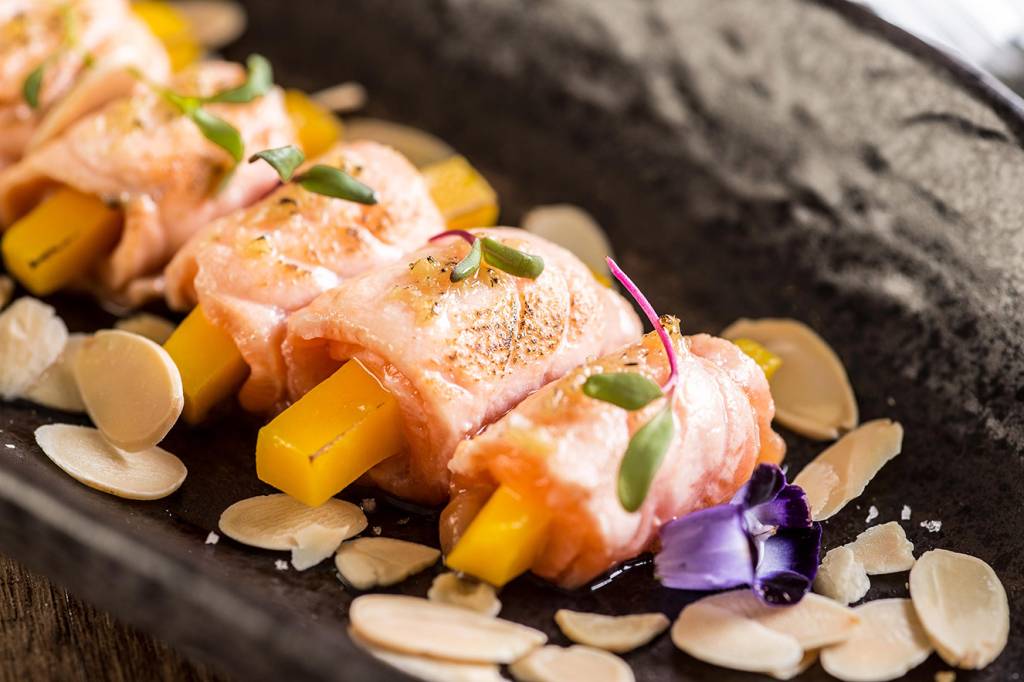 Sashimi maçaricado de salmão com manga e amêndoa