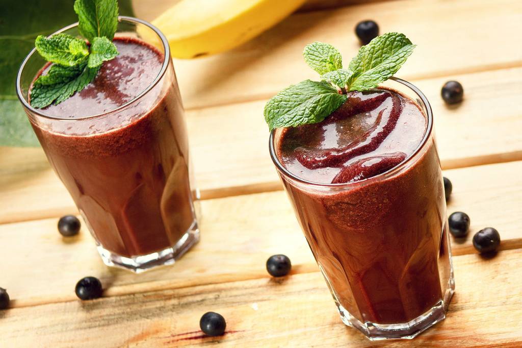 Shake proteico de açaí, morango e banana