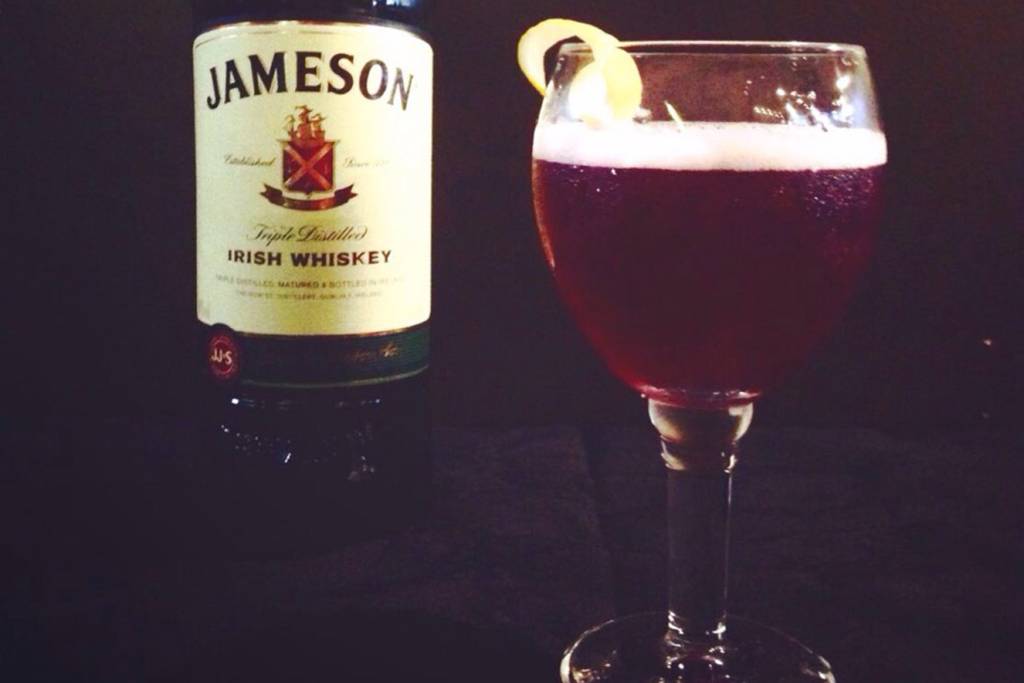 Sine Metu (drink de uísque, vinho do Porto e limão)