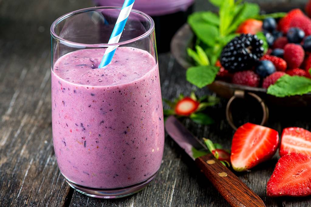 Shake proteico de açaí e morango