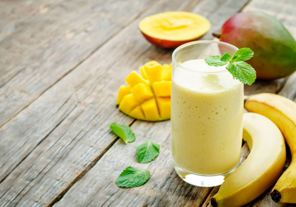 Smoothie de iogurte e frutas para um café da manhã turbinado