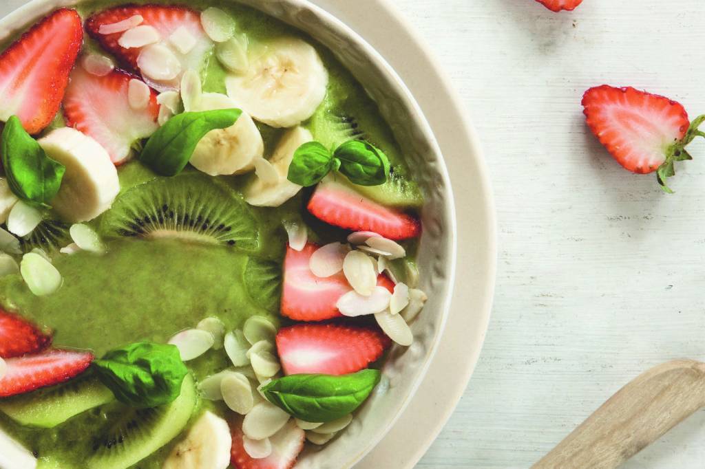 Smoothie verde com avocado e leite de amêndoa