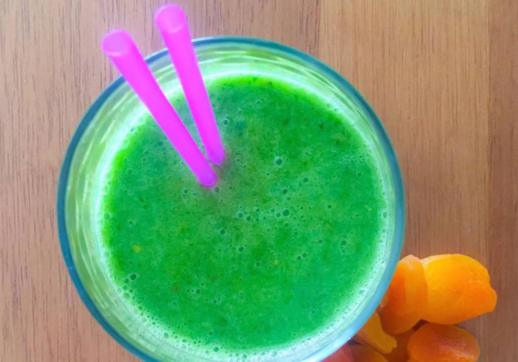 Smoothie detox de damasco para eliminar toxinas e ganhar energia