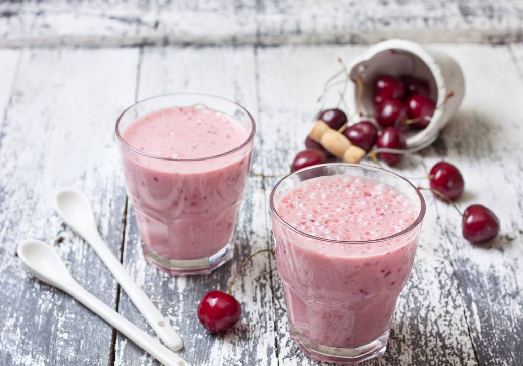 Smoothie de frutas vermelhas rico em antioxidantes