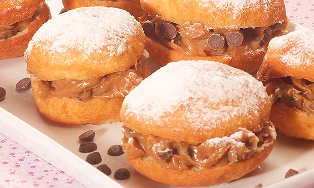 Sonho com recheio de doce de leite