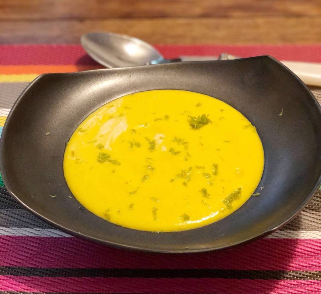 Sopa de abóbora, leite de coco e limão siciliano