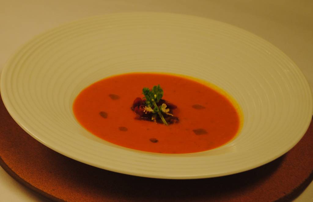 Sopa de tomate com gengibre