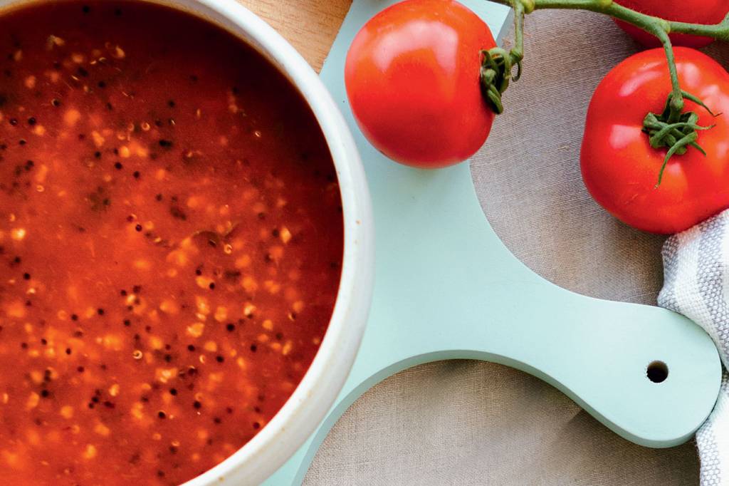 Sopa de tomate com grãos