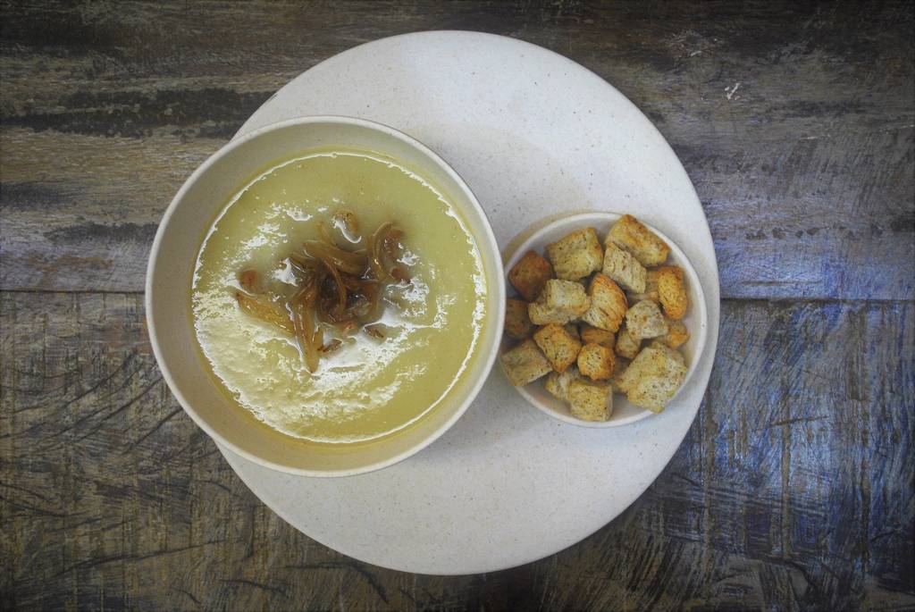 Sopa de couve-flor com cebola dourada