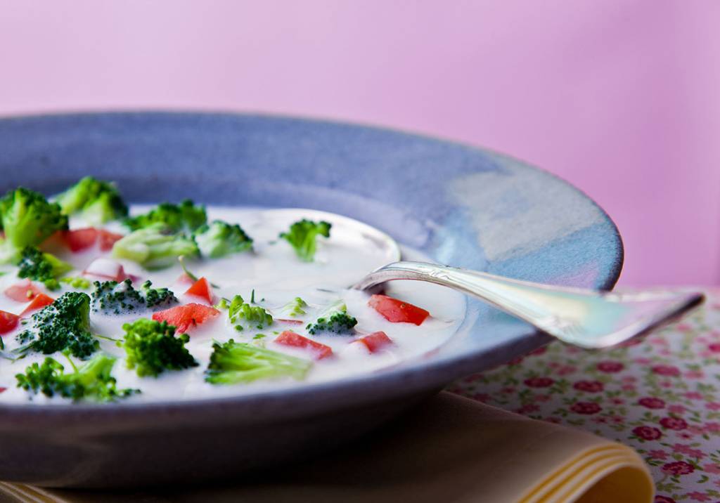 Sopa creme de brócolis e tomate com apenas 183 calorias