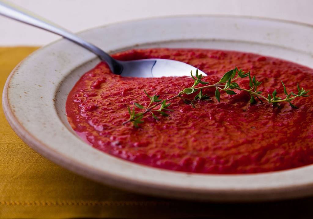Sopa tomate e beterraba para ganhar energia sem colocar a balança em risco