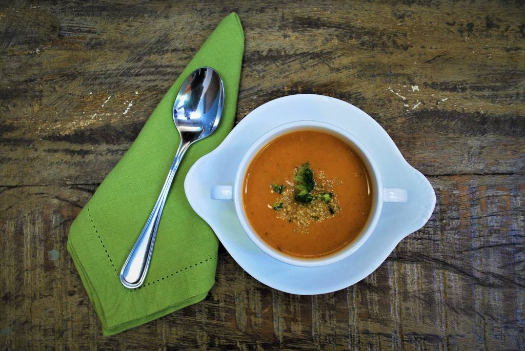 Sopa de tomate com brócolis e quinoa