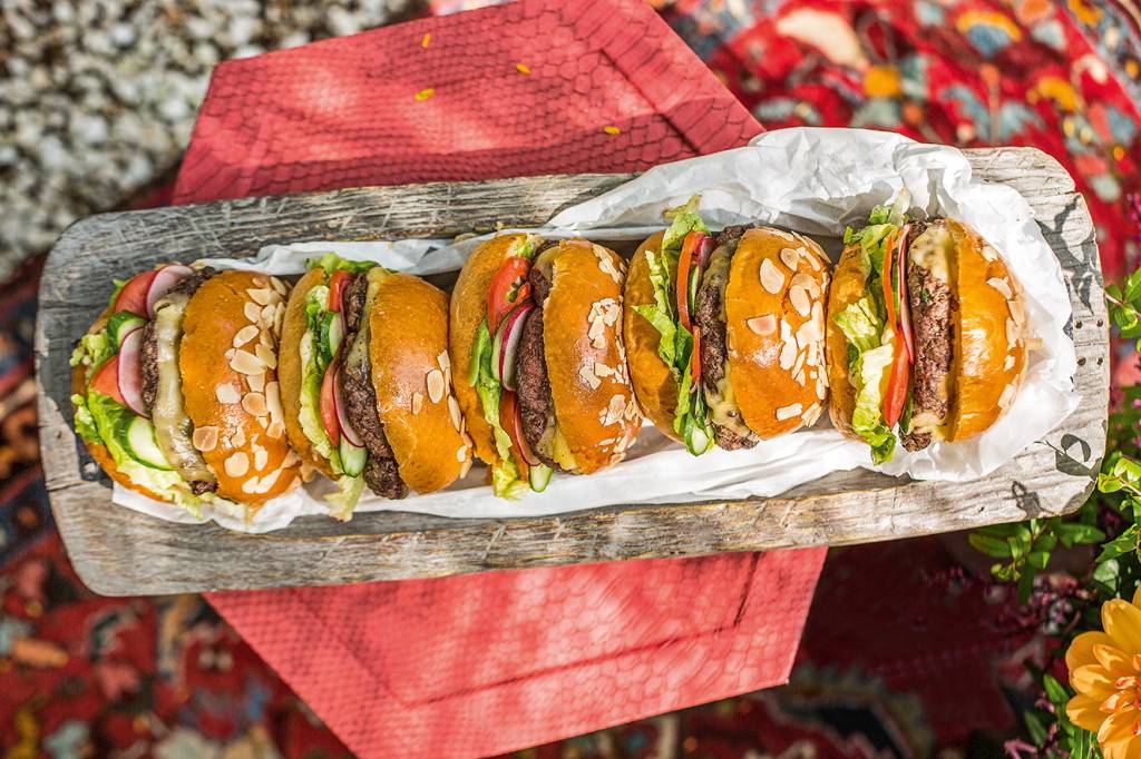 Hambúrguer de kafta com queijo prato