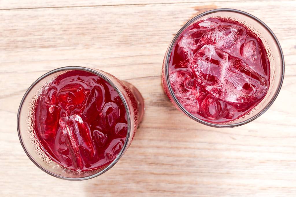 Suco vermelho com jabuticaba, limão-siciliano e pimenta-caiena