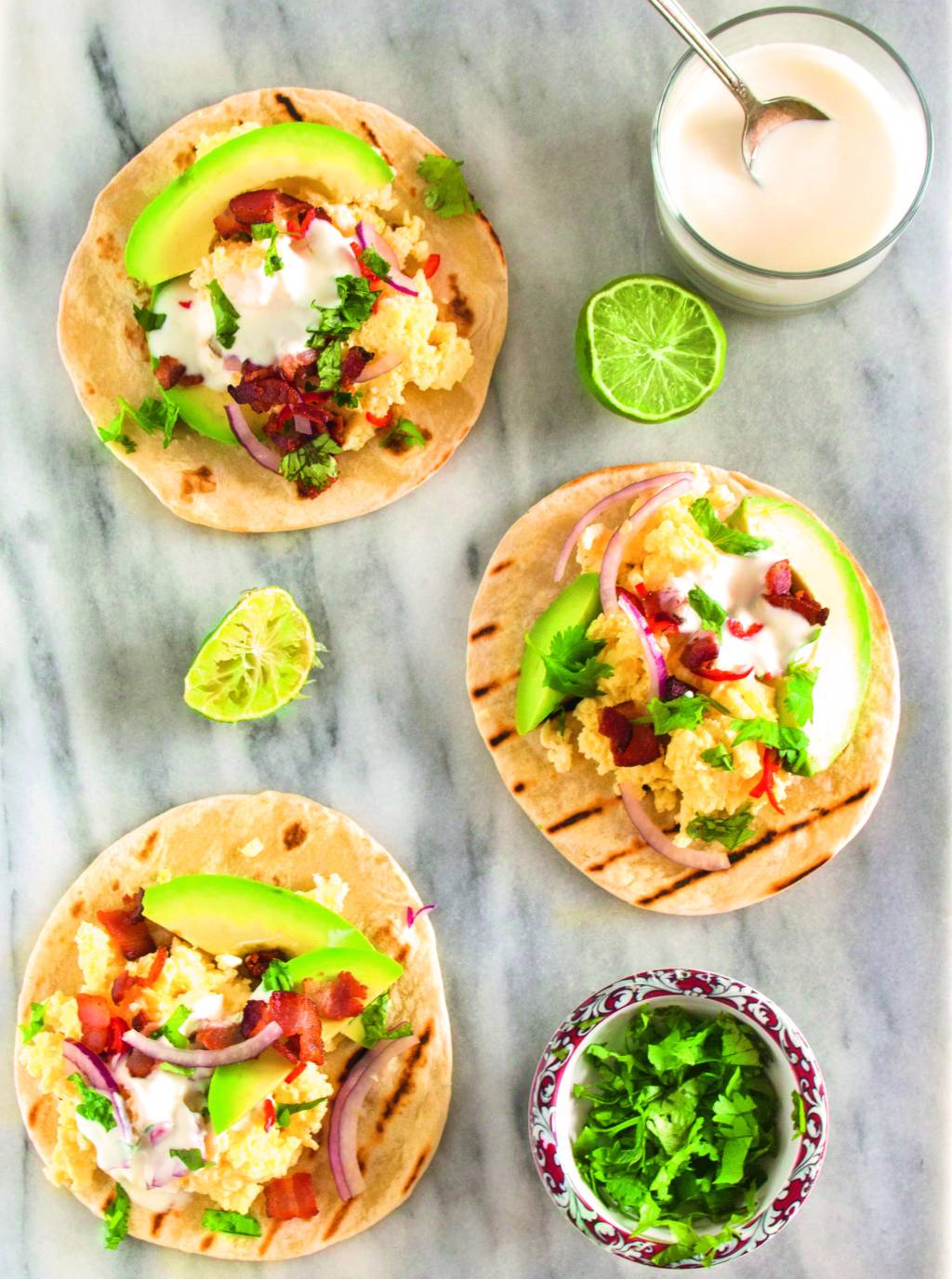 Taco com recheio de abacate e ovo para tirar a dieta da mesmice. Veja como fazer!