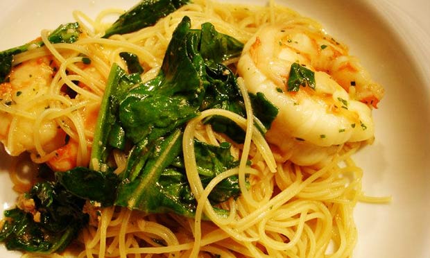 Tagliatelle com aspargos, camarão e cavaquinha