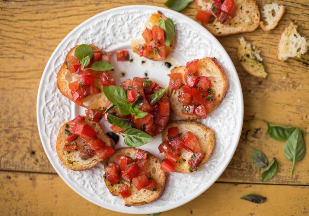 Tartar de tomate com torradinhas
