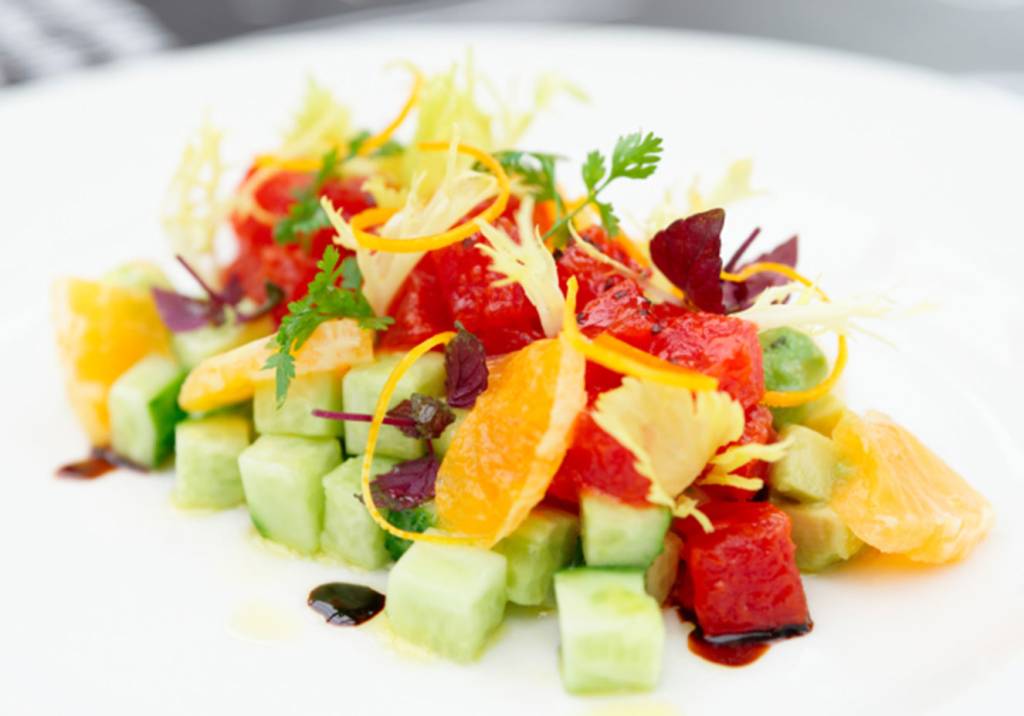 Tartar de frutas com calda de laranja