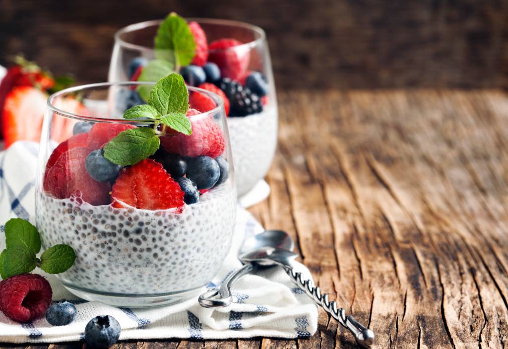 Pudim de chia com frutas vermelhas e nozes