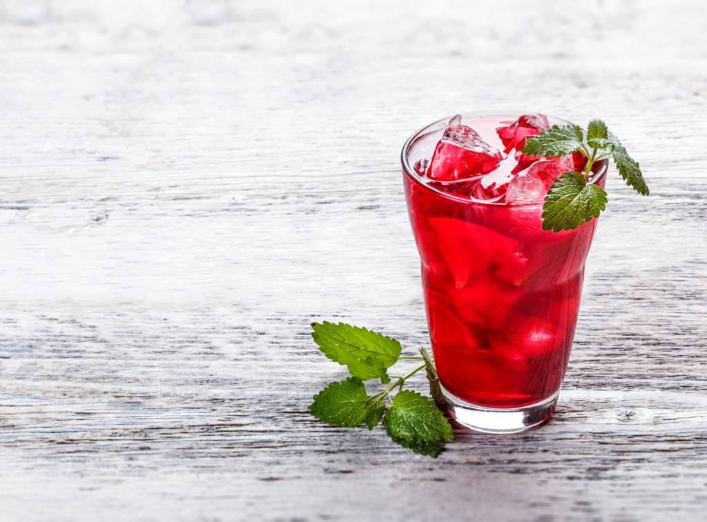 Chá-mate com matchá e hibisco