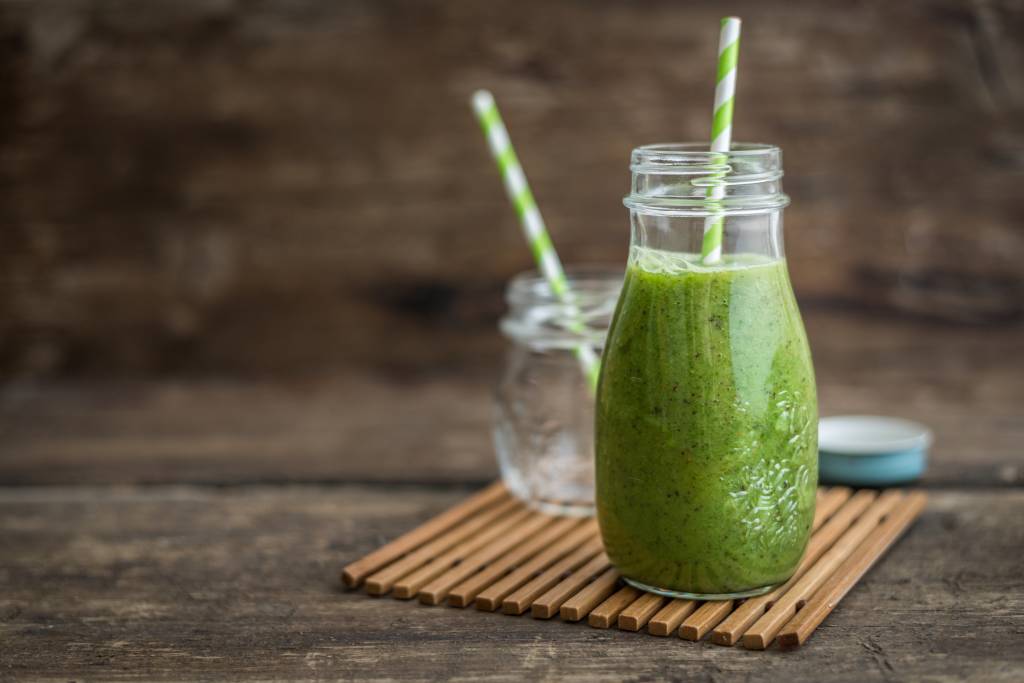 Suco detox de água de coco e hortelã