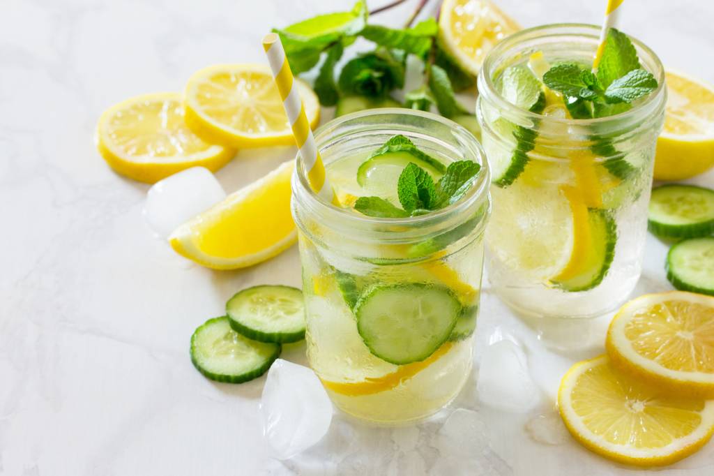 Água aromatizada com laranja, limão e hortelã