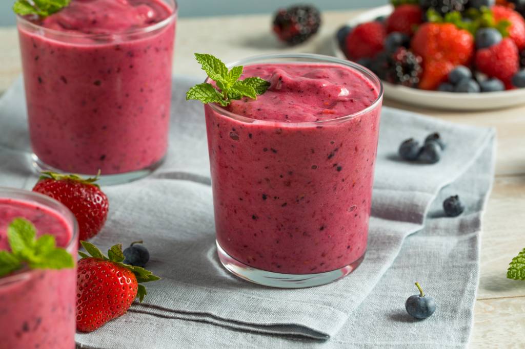 Smoothie de frutas vermelhas, banana e água de coco
