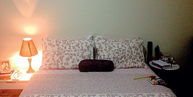 tintas-e-acessc3b3rios-joviais-renovam-quarto-de-casal-antes-cabeceira