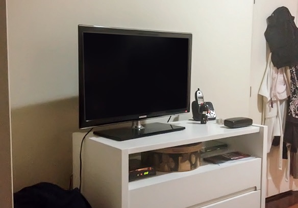 tintas-e-acessc3b3rios-joviais-renovam-quarto-de-casal-antes-tv