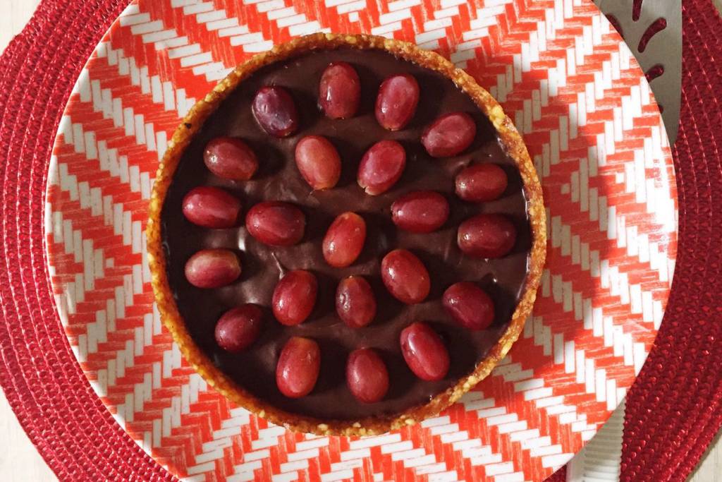 Torta ganache de chocolate amargo, noz-pecã e uvas