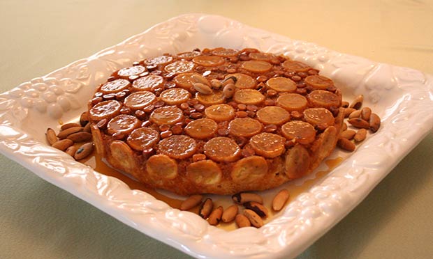 Torta de banana prata com castanha de baru