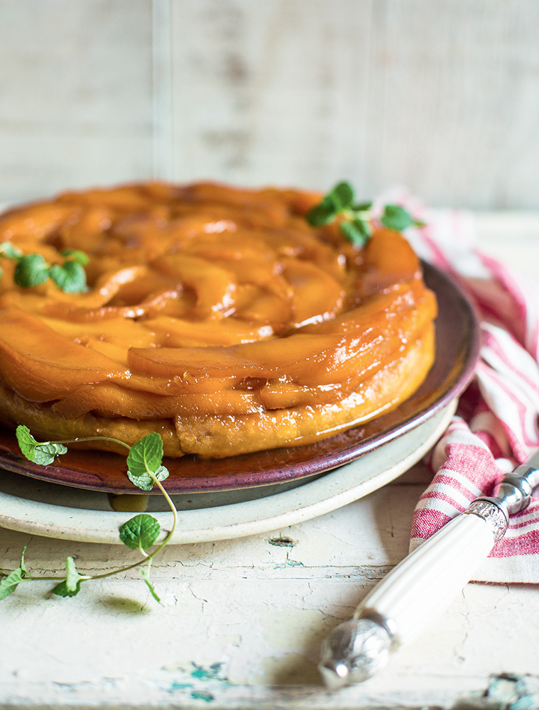 Torta de manga com calda de caramelo