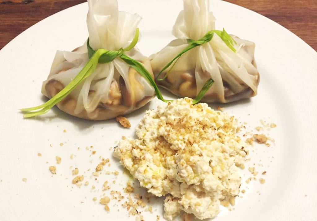 Trouxinha de folha de arroz com shitake para um jantar gourmet