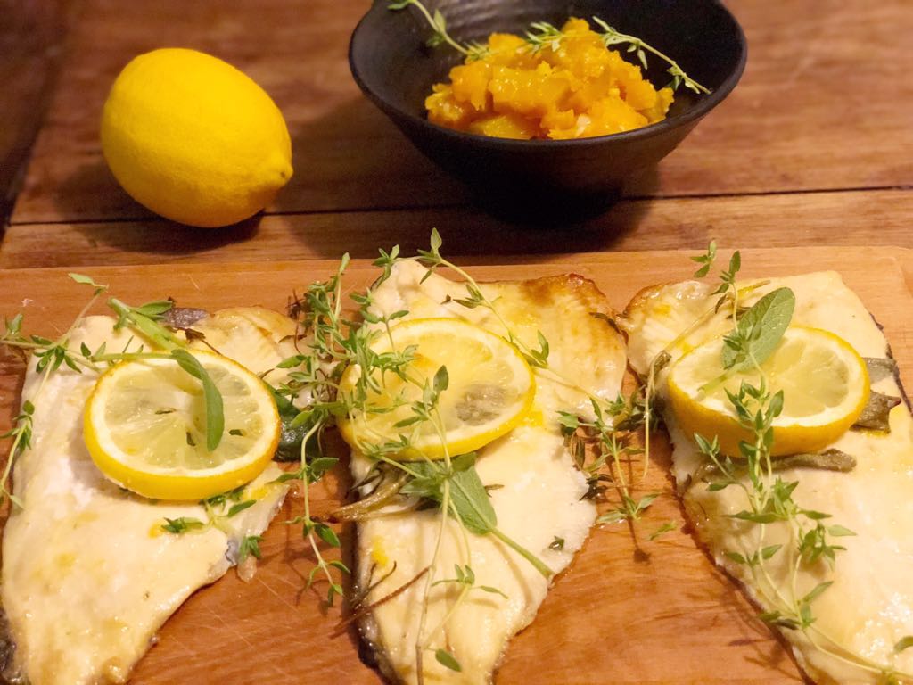 Truta ao forno com ervas frescas e limão-siciliano