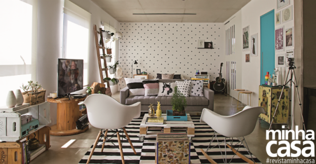 <span>Recém-entregue, o apê já veio da construtora com acabamentos contemporâneos: piso de cimento queimado e teto e divisórias estruturais de concreto aparente. A decoração feita pelo casal dialoga com esse estilo – por aqui, não faltam itens feitos à mão e bons exemplos de reaproveitamento.</span> <span>Recém-entregue, o apê já veio da construtora com acabamentos contemporâneos: piso de cimento queimado e teto e divisórias estruturais de concreto aparente. A decoração feita pelo casal dialoga com esse estilo – por aqui, não faltam itens feitos à mão e bons exemplos de reaproveitamento.</span>