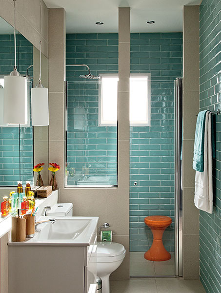 <span>Enquanto algumas superfícies foram cobertas de peças cerâmicas de grande formato, as demais ganharam subway tiles , azulejos inspirados nos modelos usados em estações de metrô europeias. “A paginação desencontrada, semelhante à de tijolinhos, dá um efeito lindo”, aponta o designer de interiores Roberto Negrete.</span> <span>Enquanto algumas superfícies foram cobertas de peças cerâmicas de grande formato, as demais ganharam subway tiles , azulejos inspirados nos modelos usados em estações de metrô europeias. “A paginação desencontrada, semelhante à de tijolinhos, dá um efeito lindo”, aponta o designer de interiores Roberto Negrete.</span>