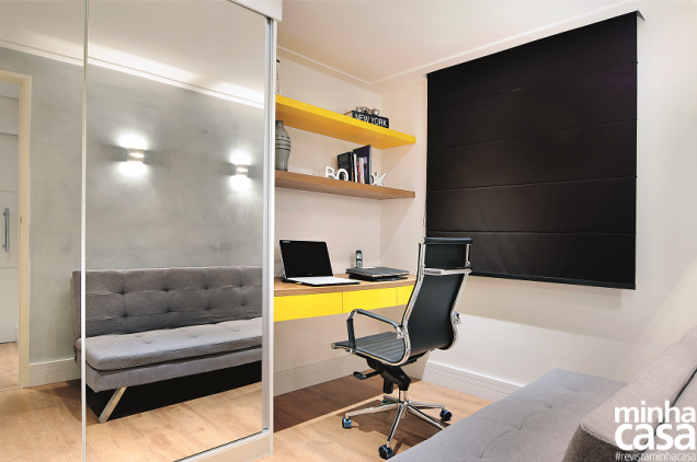 Nesse cômodo, escrivaninha e o sofá que vira cama são as peças-chave. O ambiente serve<span> de home office e quarto de hóspedes. Projeto da designer de interiores Daniele Capo e dos arquitetos Ítalo Priore e Bruna Turquiai, sócios no escritório IBD Arquitetura e Interiores.</span> Nesse cômodo, escrivaninha e o sofá que vira cama são as peças-chave. O ambiente serve<span> de home office e quarto de hóspedes. Projeto da designer de interiores Daniele Capo e dos arquitetos Ítalo Priore e Bruna Turquiai, sócios no escritório IBD Arquitetura e Interiores.</span>