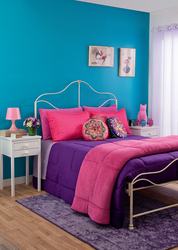 um-quarto-de-casal-e-quatro-decorac3a7c3b5es-cores-intensas