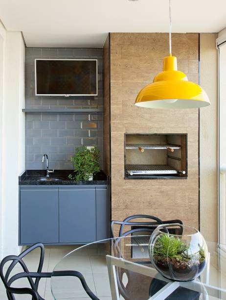 <span>Os itens da varanda foram escolhidos a dedo: sobre a pia, azulejos compridinhos que remetem às estações londrinas; e porcelanatos que imitam outros materiais – com aparência de madeira na churrasqueira. Projeto da arquiteta Bruna Carra</span> <span>Os itens da varanda foram escolhidos a dedo: sobre a pia, azulejos compridinhos que remetem às estações londrinas; e porcelanatos que imitam outros materiais – com aparência de madeira na churrasqueira. Projeto da arquiteta Bruna Carra</span>