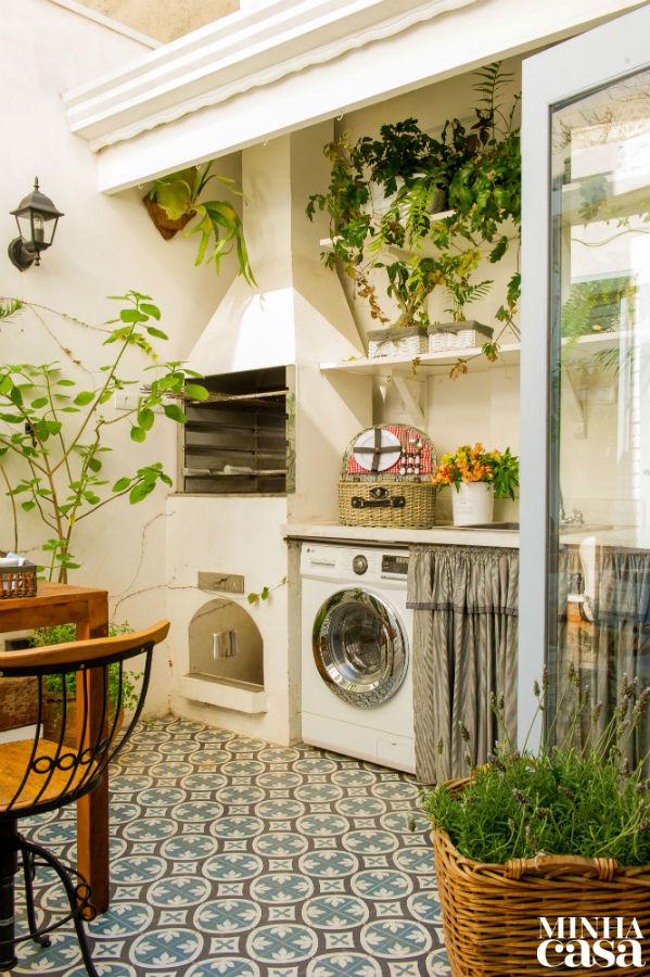 Móveis rústicos, revestimentos bacanas e uma atmosfera deliciosa respondem pela graça deste cantinho integrado à sala e à cozinha. Projeto da <span>designer de interiores </span><span>Patrícia Ribeiro.</span> Móveis rústicos, revestimentos bacanas e uma atmosfera deliciosa respondem pela graça deste cantinho integrado à sala e à cozinha. Projeto da <span>designer de interiores </span><span>Patrícia Ribeiro.</span>